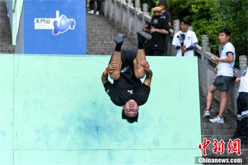 Hunan: 69 champions de parkour du pays montrent leurs compétences sur ? l'escalier du ciel ? de Zhangjiajie