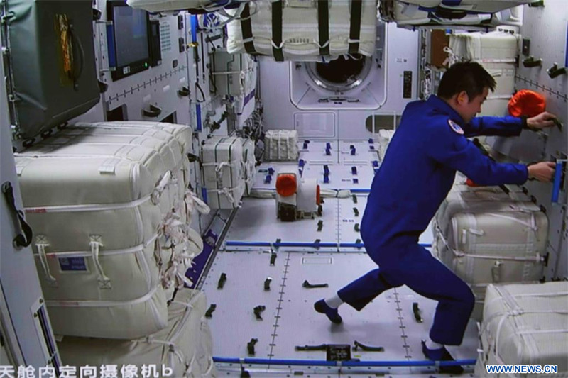 Les astronautes de Shenzhou-14 entrent dans le module laboratoire Wentian