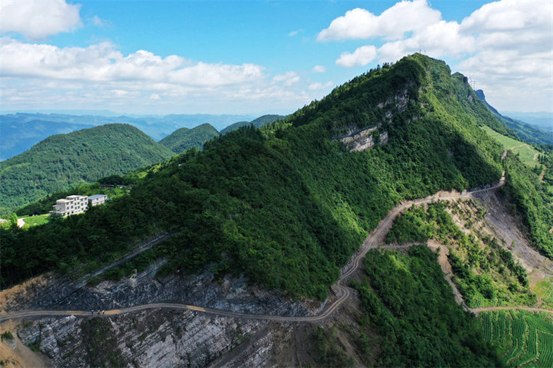 Chongqing : une route sur la falaise ouverte au trafic pour desservir des terres arables isolées