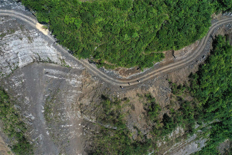 Chongqing : une route sur la falaise ouverte au trafic pour desservir des terres arables isolées