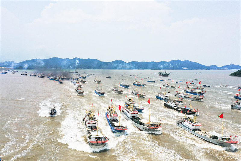 Zhejiang : de nombreux bateaux sortent en mer pour la pêche