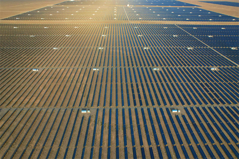 Gansu : le développement de l'énergie photovolta?que à Jiayuguan, dans le désert de Gobi