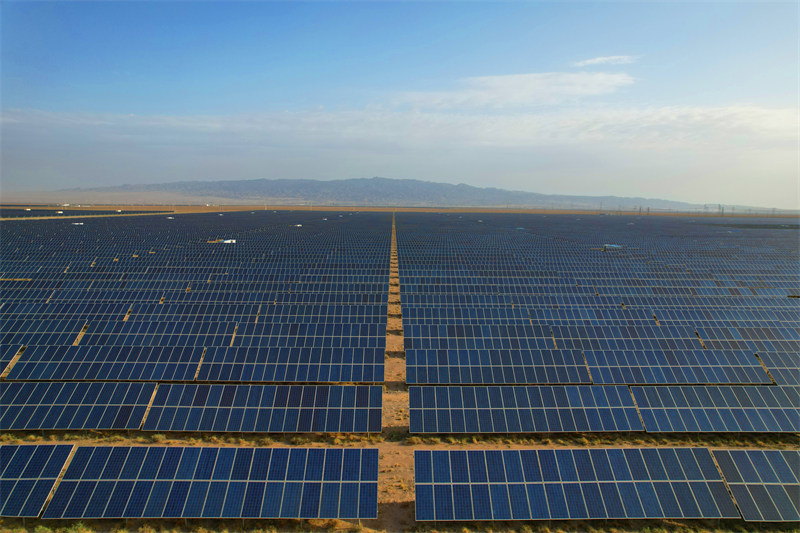 Gansu : le développement de l'énergie photovolta?que à Jiayuguan, dans le désert de Gobi