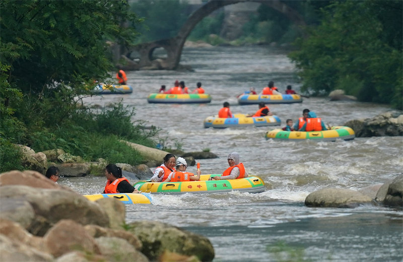 Jiangxi : faire du rafting dans des torrents de montagne pour profiter de la fra?cheur