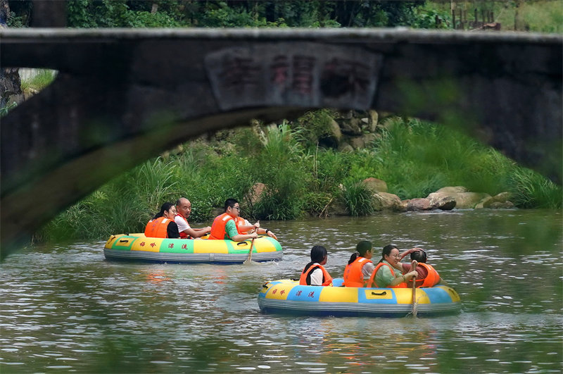 Jiangxi : faire du rafting dans des torrents de montagne pour profiter de la fra?cheur