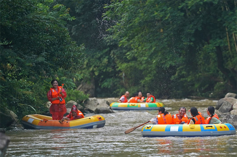 Jiangxi : faire du rafting dans des torrents de montagne pour profiter de la fra?cheur