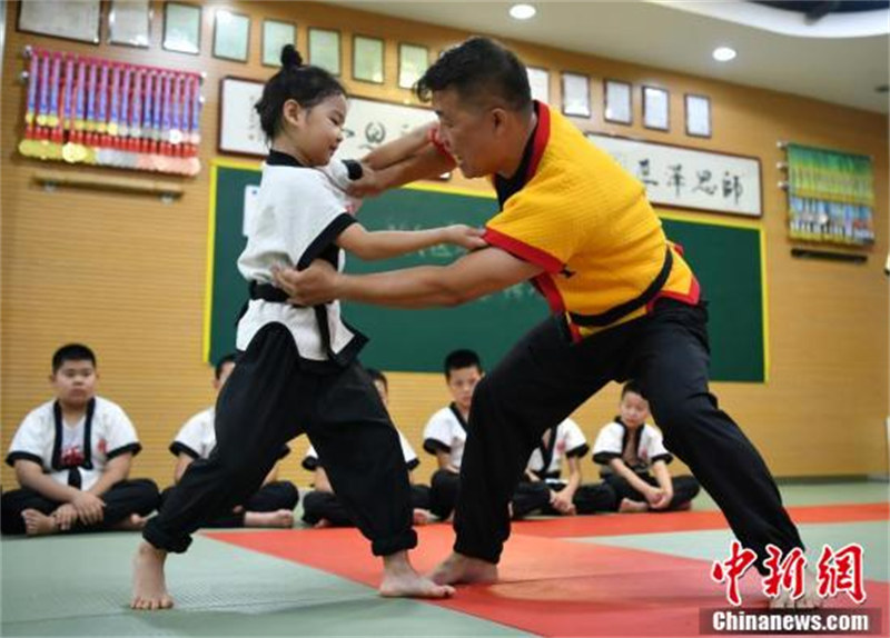 Hebei : des adolescents pratiquent la ? lutte de Kung-Fu ? pendant les vacances d'été