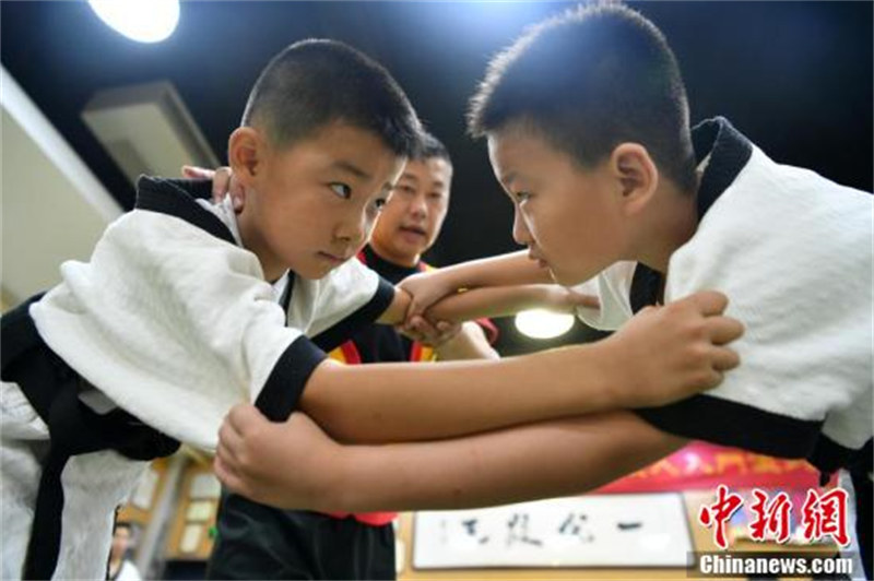 Hebei : des adolescents pratiquent la ? lutte de Kung-Fu ? pendant les vacances d'été