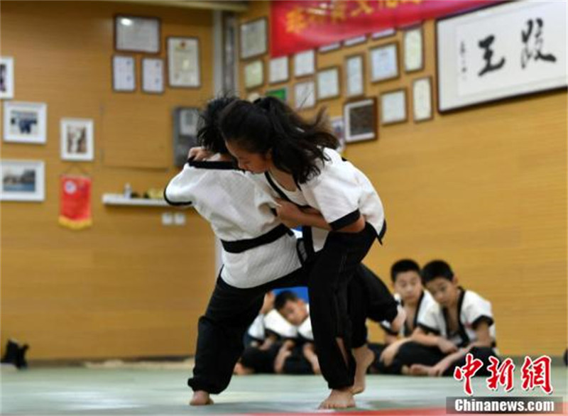 Hebei : des adolescents pratiquent la ? lutte de Kung-Fu ? pendant les vacances d'été