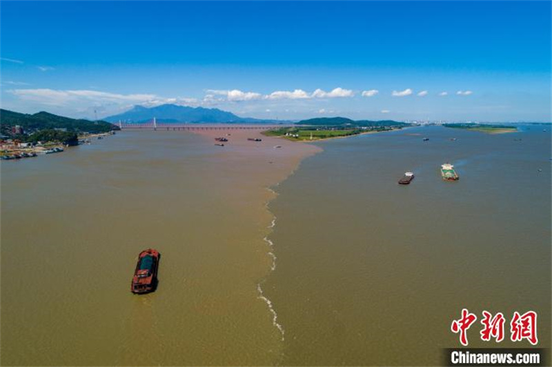 Jiangxi : un paysage des ? eaux en deux couleurs ? à l'intersection du lac Poyang et du fleuve Yangtsé