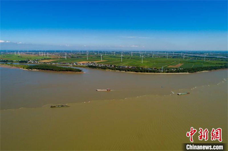 Jiangxi : un paysage des ? eaux en deux couleurs ? à l'intersection du lac Poyang et du fleuve Yangtsé