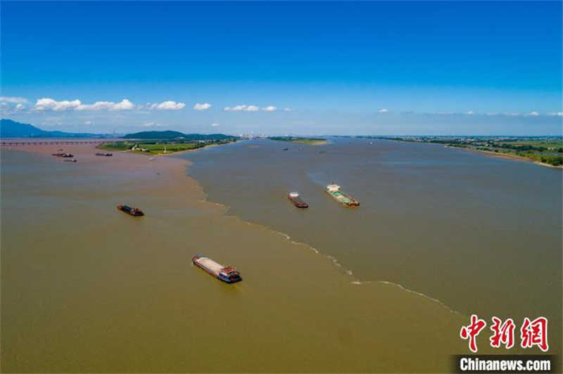 Jiangxi : un paysage des ? eaux en deux couleurs ? à l'intersection du lac Poyang et du fleuve Yangtsé