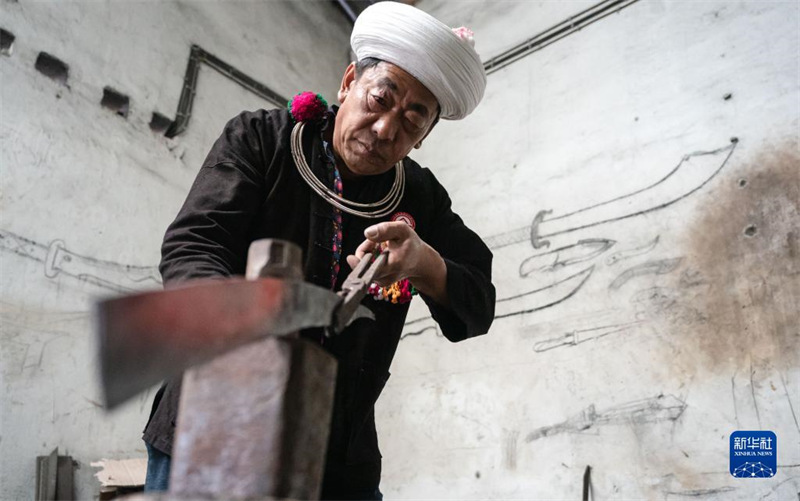 Yunnan : forgeant des couteaux pendant plus de quarante ans, un artisan transmet de l'ingéniosité