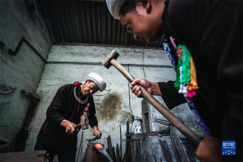 Yunnan : forgeant des couteaux pendant plus de quarante ans, un artisan transmet de l'ingéniosité