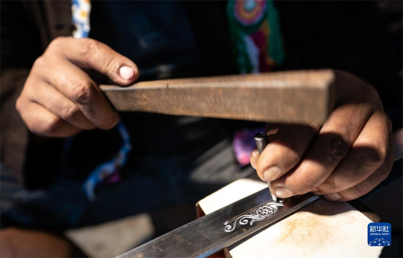 Yunnan : forgeant des couteaux pendant plus de quarante ans, un artisan transmet de l'ingéniosité