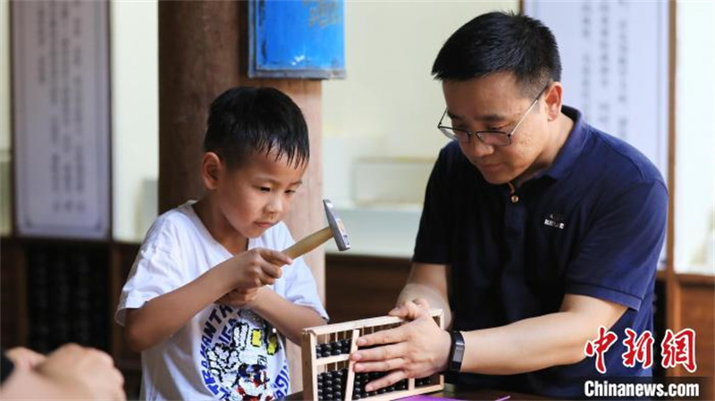 Anhui : des enfants apprennent à fabriquer des bouliers chinois pour célébrer la Journée internationale de l'abaque chinois à Huangshan