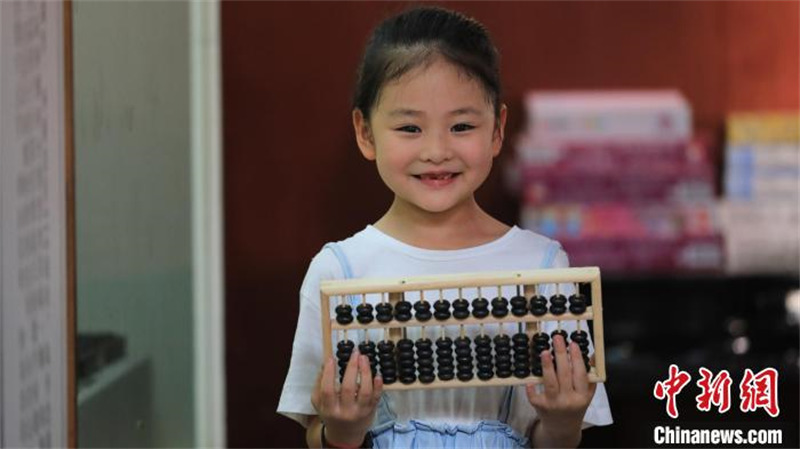 Anhui : des enfants apprennent à fabriquer des bouliers chinois pour célébrer la Journée internationale de l'abaque chinois à Huangshan