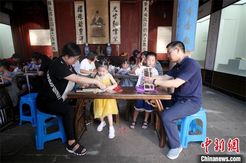 Anhui : des enfants apprennent à fabriquer des bouliers chinois pour célébrer la Journée internationale de l'abaque chinois à Huangshan