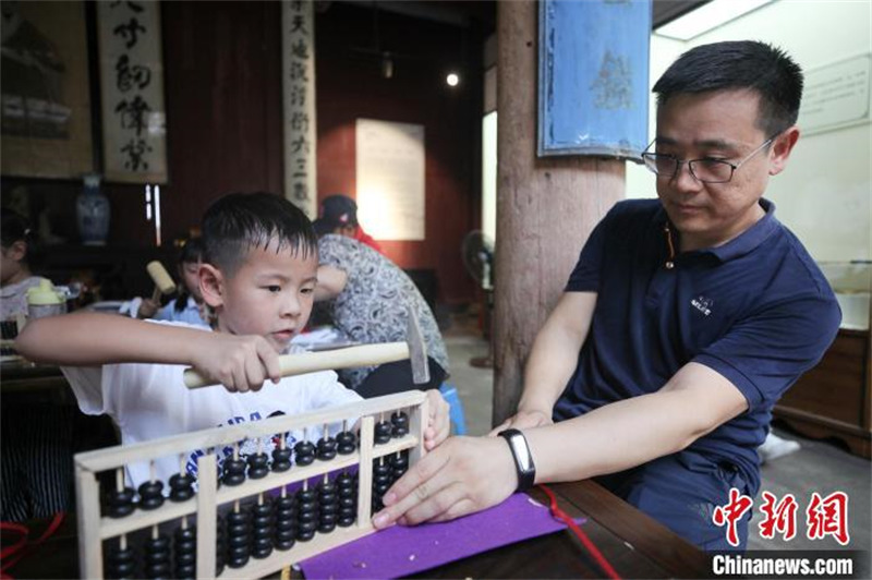 Anhui : des enfants apprennent à fabriquer des bouliers chinois pour célébrer la Journée internationale de l'abaque chinois à Huangshan