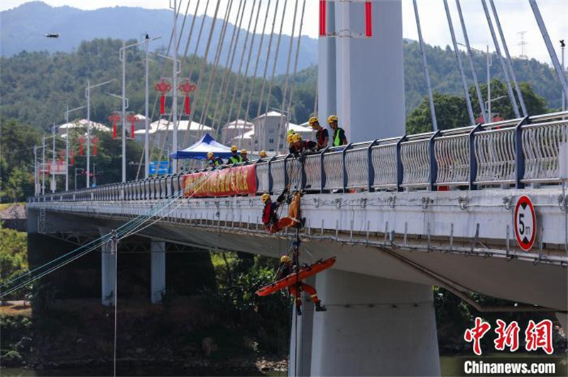 Fujian : un concours de sauvetage en montagne organisé par des pompiers à Longyan