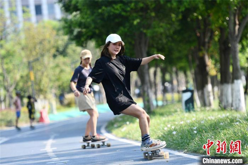 Sichuan: des jeunes de Chengdu font l'expérience du surf terrestre en pleine canicule