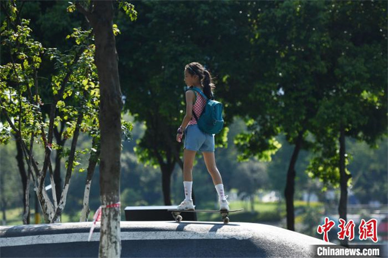 Des amateurs font du surf terrestre en pleine canicule. (Zhang Lang / China News Service)