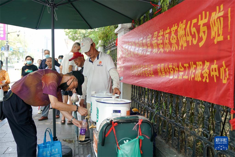 Zhejiang : un relais chaleureux du ? plus beau stand de thé frais ? à Hangzhou