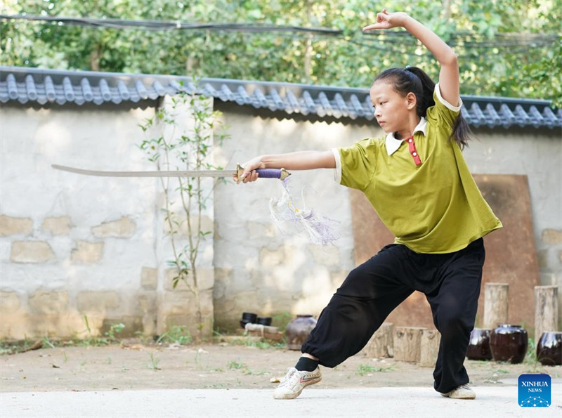 Jiangxi : un amateur d'arts martiaux donne une classe d'entra?nement pour les enfants locaux