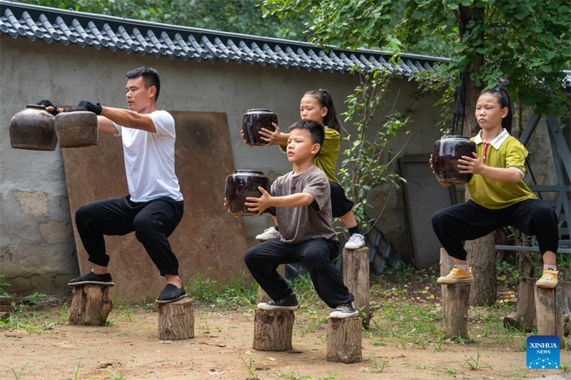 Jiangxi : un amateur d'arts martiaux donne une classe d'entra?nement pour les enfants locaux