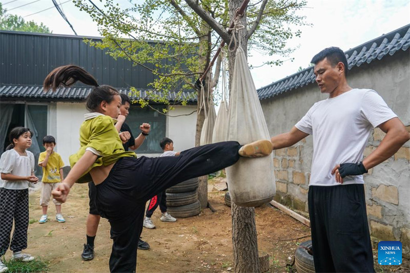 Jiangxi : un amateur d'arts martiaux donne une classe d'entra?nement pour les enfants locaux