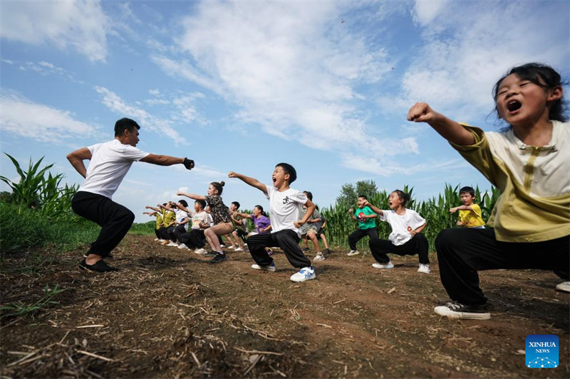 Jiangxi : un amateur d'arts martiaux donne une classe d'entra?nement pour les enfants locaux