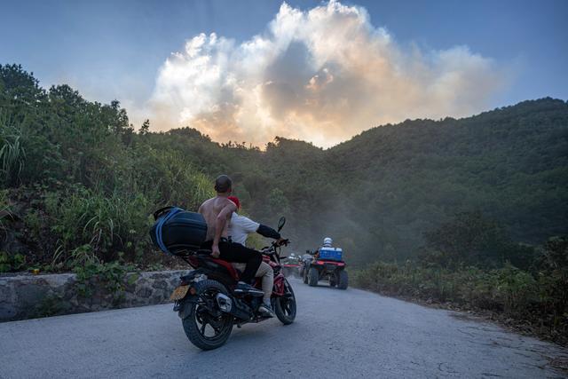 A Chongqing, des motocyclistes bénévoles apportent du ravitaillement aux pompiers sur le terrain