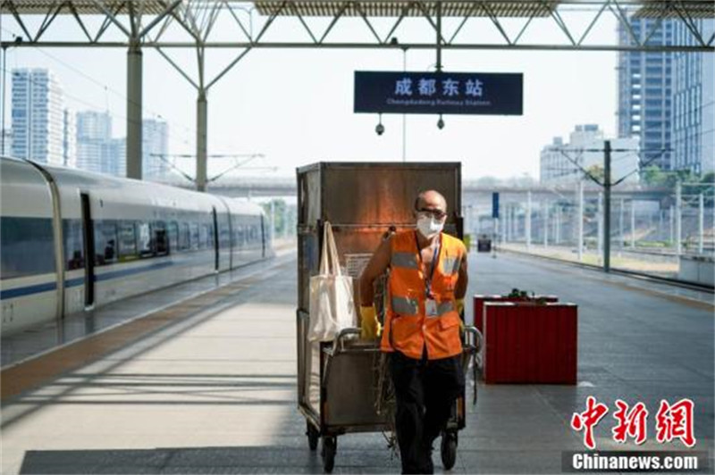 Sichuan : un transporteur de déchets de gare en pleine canicule à Chengdu