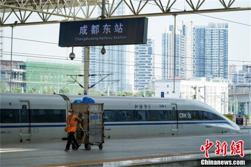 Sichuan : un transporteur de déchets de gare en pleine canicule à Chengdu