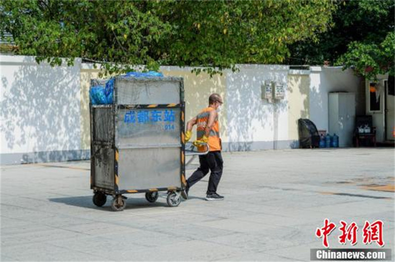 Sichuan : un transporteur de déchets de gare en pleine canicule à Chengdu