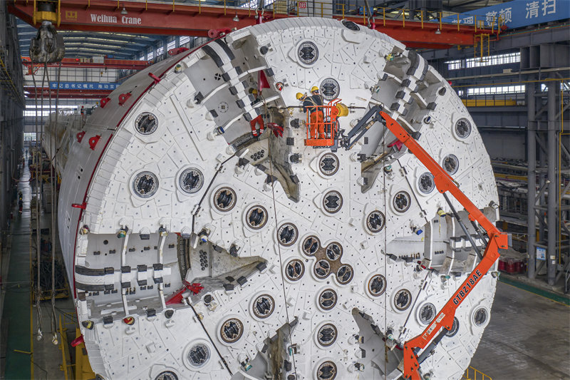 Guangdong : le levage de la tête de coupe centrale d'une super grande machine à bouclier à Foshan