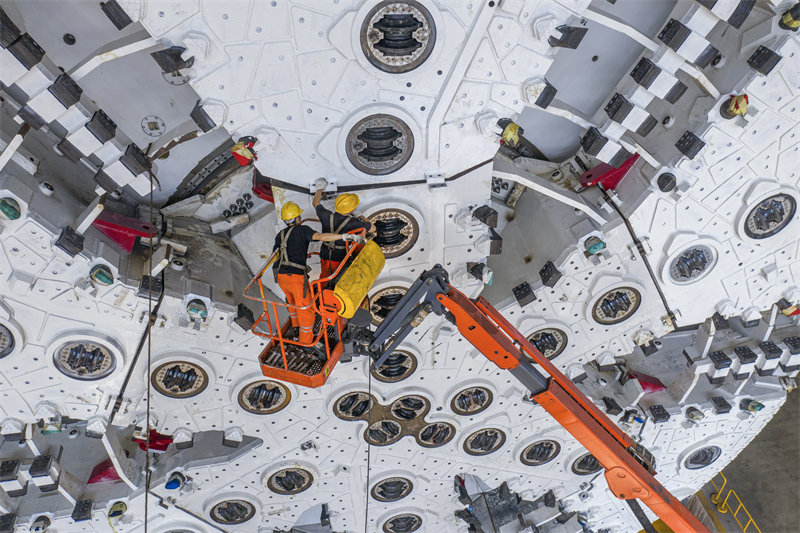 Guangdong : le levage de la tête de coupe centrale d'une super grande machine à bouclier à Foshan