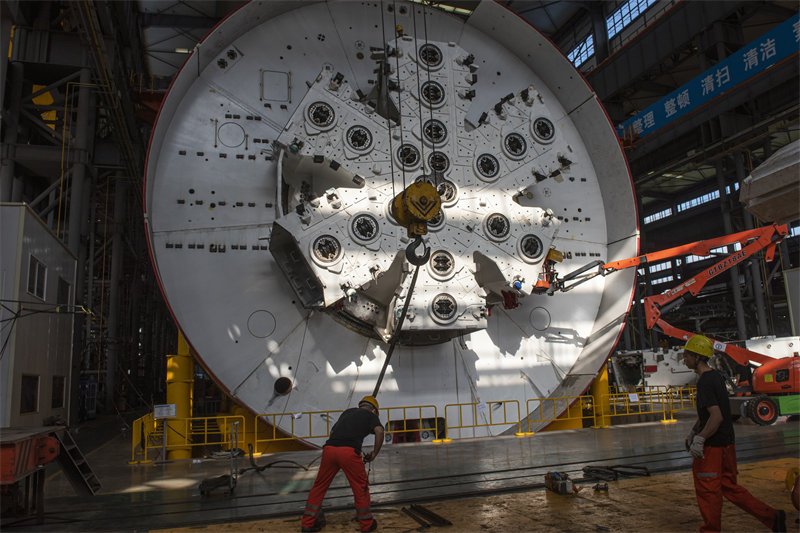 Guangdong : le levage de la tête de coupe centrale d'une super grande machine à bouclier à Foshan