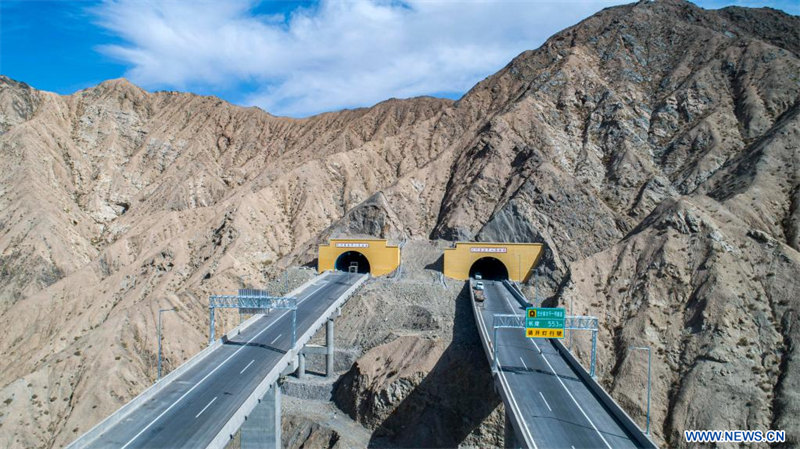 Mise en service d'une nouvelle autoroute au Xinjiang pour stimuler son développement économique de haute qualité