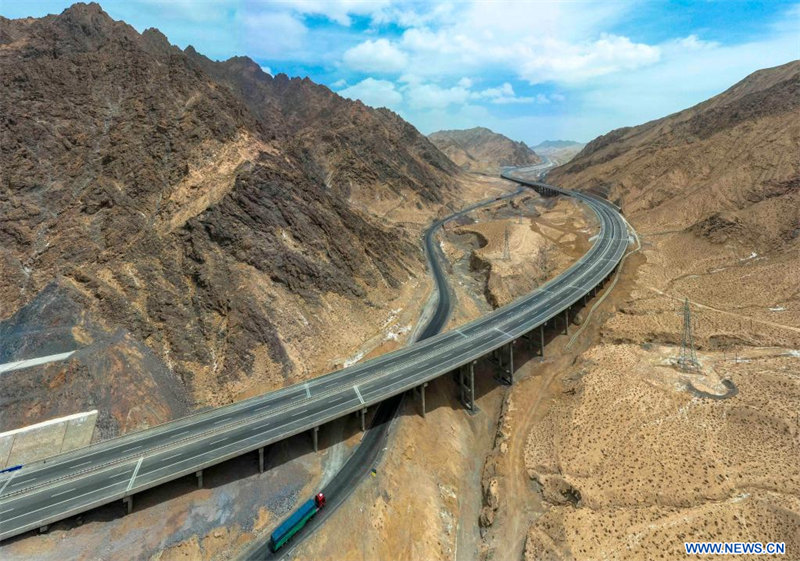 Mise en service d'une nouvelle autoroute au Xinjiang pour stimuler son développement économique de haute qualité