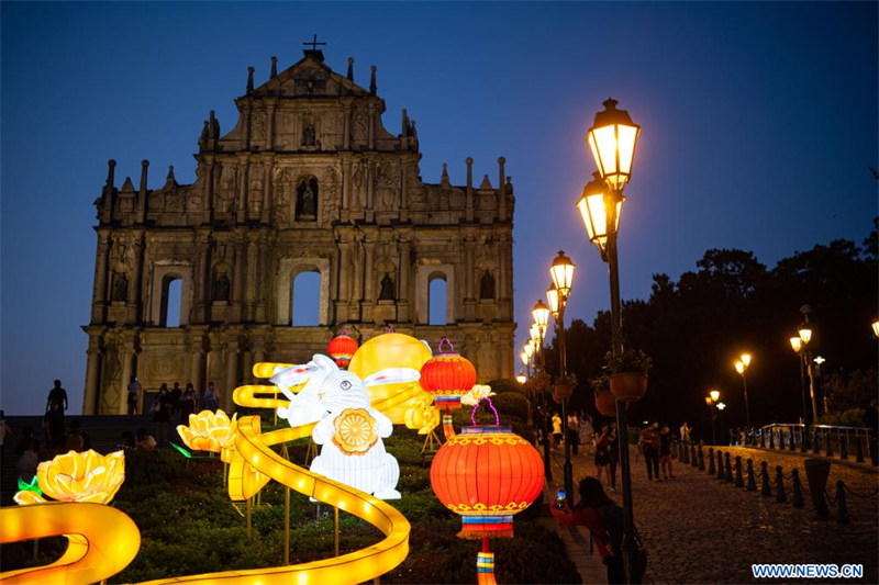 Chine : décorations pour la fête de la mi-automne à Macao