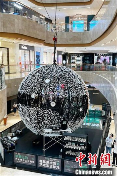 Jiangsu : une ? Super Lune artificielle ? faite de 25 000 ampoules exposée à Nanjing