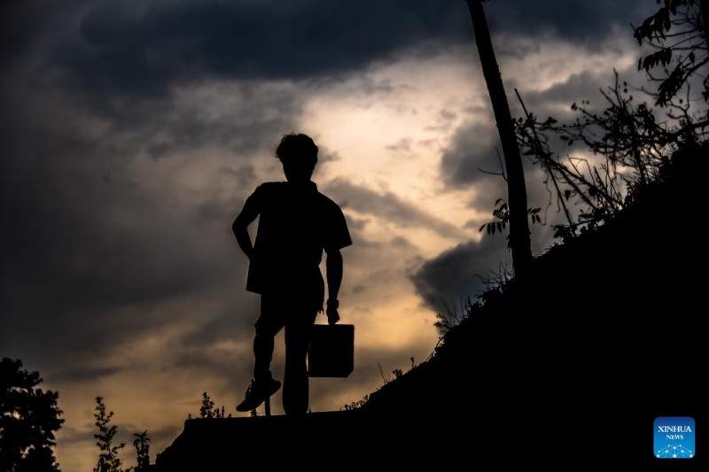 Les 16 ans de dévouement d'un médecin de village du Hubei marchant avec une béquille