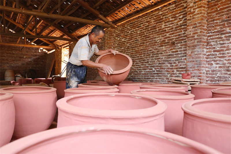 Dans le Hunan, l'artisanat de la poterie millénaire reprend de la vitalité