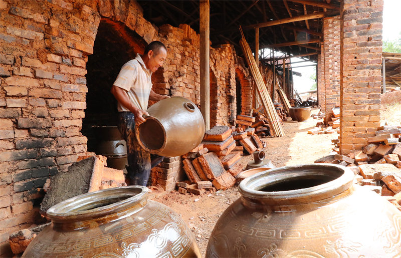 Dans le Hunan, l'artisanat de la poterie millénaire reprend de la vitalité