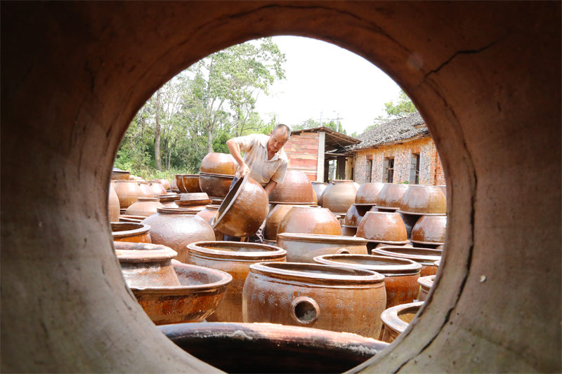 Dans le Hunan, l'artisanat de la poterie millénaire reprend de la vitalité