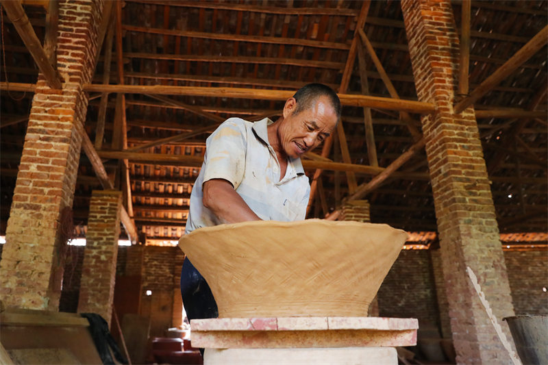 Dans le Hunan, l'artisanat de la poterie millénaire reprend de la vitalité