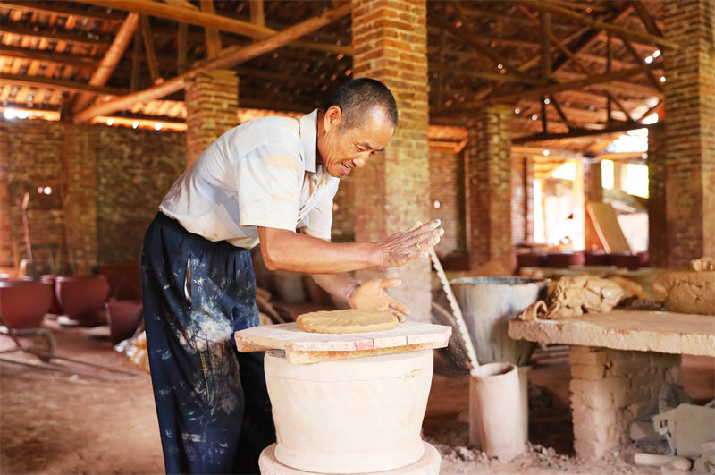 Dans le Hunan, l'artisanat de la poterie millénaire reprend de la vitalité