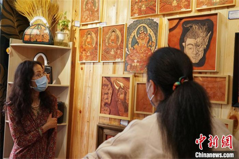 Un sculpteur sur cuir de la province du Qinghai aide les personnes handicapées à trouver un emploi