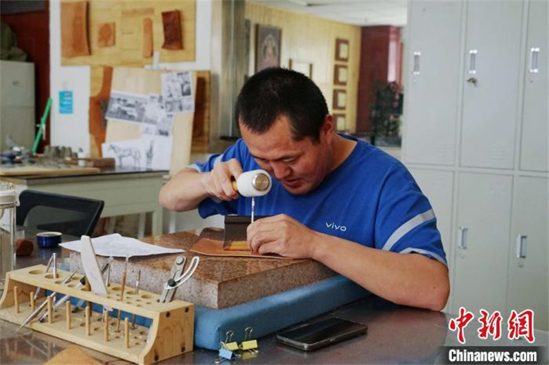 Un sculpteur sur cuir de la province du Qinghai aide les personnes handicapées à trouver un emploi